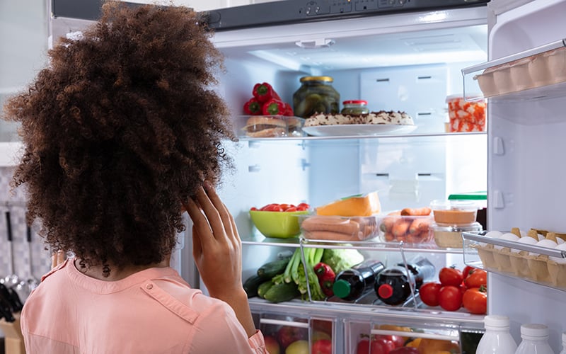 Women_looking_into_fridge